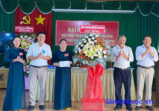 Lãnh đạo Đảng ủy, UBND xã tặng hoa chúc mừng Đại hội