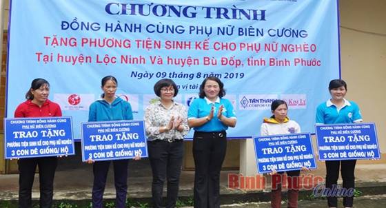 Hội Liên hiệp phụ nữ tỉnh trao tặng dê giống cho phụ nữ dân tộc thiểu số  trên địa bàn huyện Lộc Ninh và Bù Đốp.Nguồn Báo Bình Phước