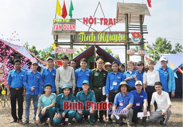 Thanh niên Hớn Quản trong hội trại giao quân (Ảnh Báo Bình Phước Online)