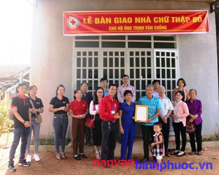 Đồng chí Lê Duy Toản- Chủ tịch Hội Chữ thập đỏ huyện  trao quyết định tặng nhà Chữ thập đỏ cho hộ ông Trịnh Văn Cuống