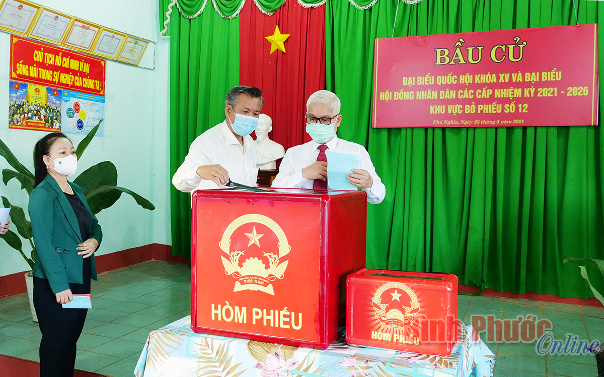 Ủy viên Trung ương Đảng, Bí thư Tỉnh ủy Nguyễn Văn Lợi đã đến dự và bỏ phiếu thực hiện quyền công dân của mình tại khu vực bỏ phiếu số 12