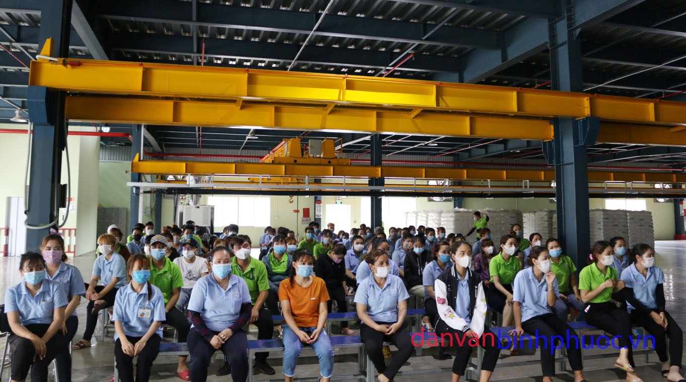 Công nhân Công ty Cổ phần Nan Xiong Việt Nam (KCN Chơn Thành)  nghe tuyên truyền về phòng chống dịch Covid-19