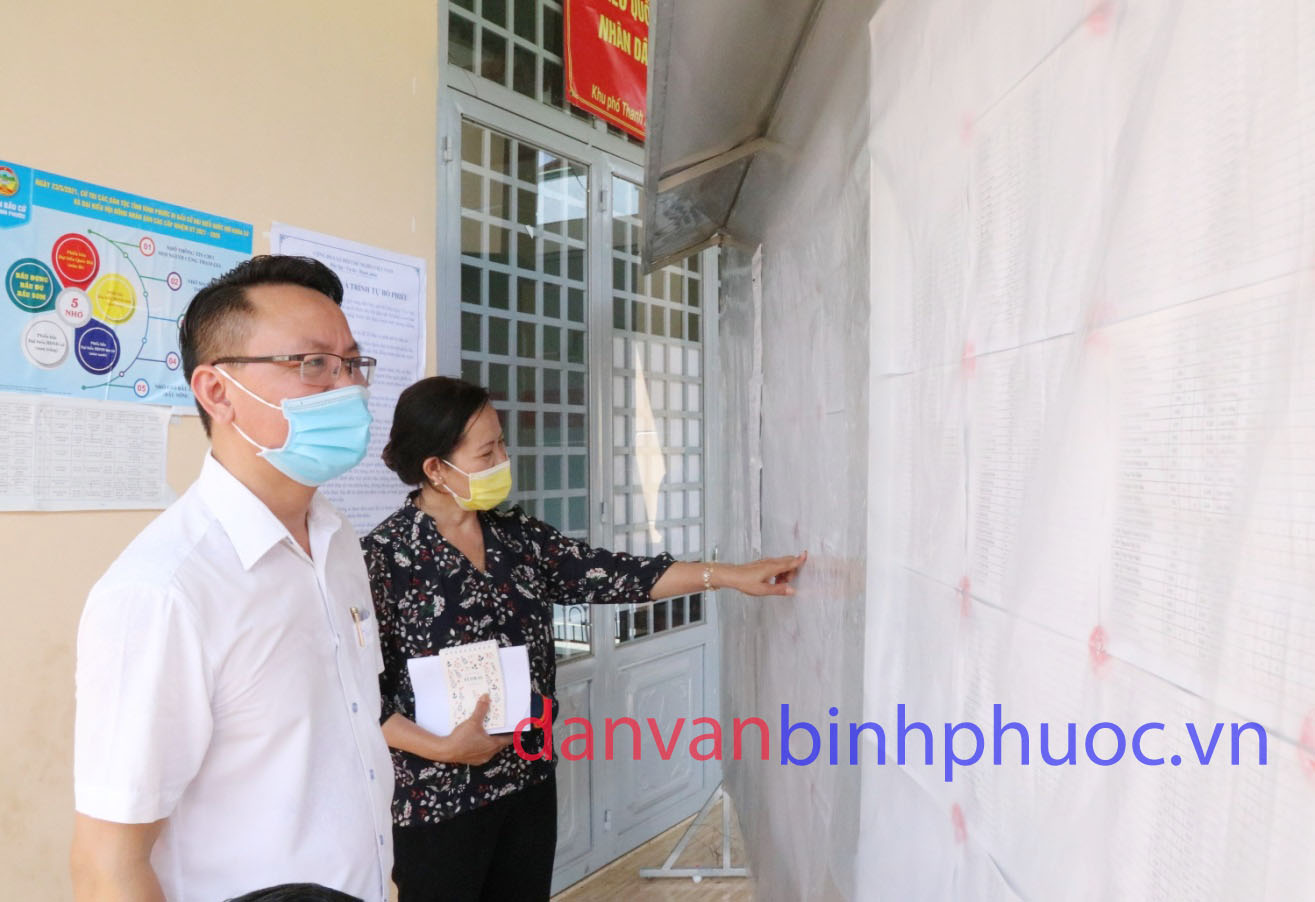 Ông Dương Thanh Huân –TUV, Bí thư Huyện ủy kiểm tra các đơn vị bầu cử tại thị trấn Thanh Bình