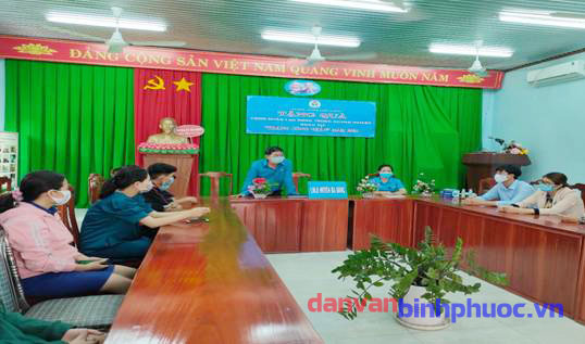 Đ/c Hồ Viết Nam - Chủ tịch Liên đoàn Lao động huyện phát biểu, trao đổi,  hỏi thăm sức khỏe, việc làm của công nhân lao động