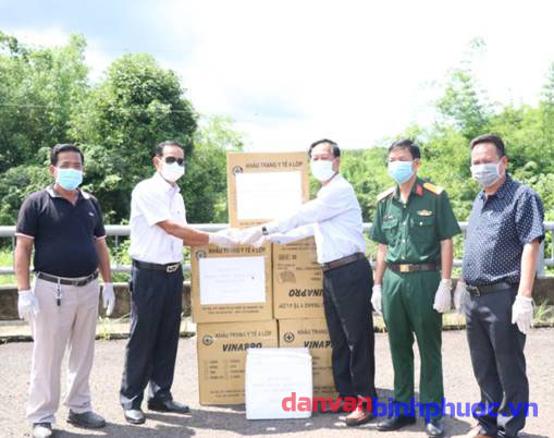 Chủ tịch UBND huyện Bù Đốp Đoàn Văn Thảo trao vật phẩm  phòng chống dịch Covid-19 cho lãnh đạo huyện Keosima – Campuchia