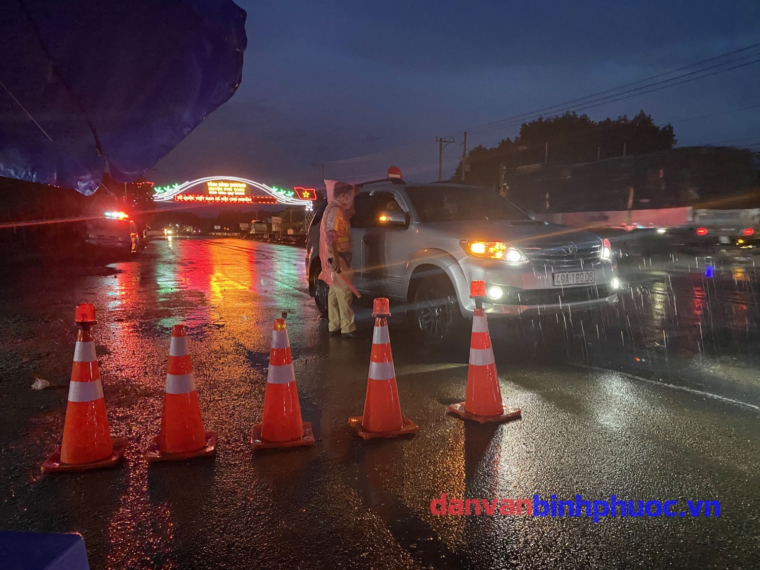 Hình ảnh Lực lượng chức năng dầm mưa thực hiện nhiệm vụ tại chốt giao thông trên tuyết đường ĐT 741 thuộc địa bàn huyện Đồng Phú giáp với tỉnh Bình Dương