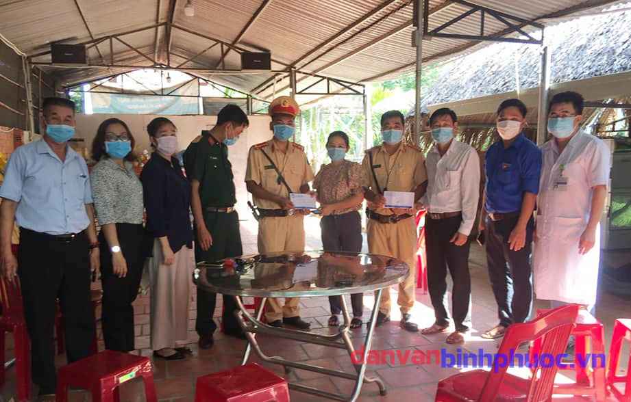 Đoàn thăm, tặng quà động viên các thành viên thực hiện nhiệm vụ  tại chốt kiểm soát thuộc xã Minh Tâm