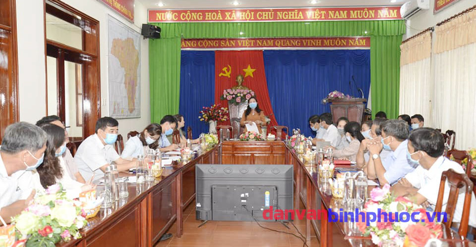Phó bí thư thị ủy, Chủ tịch UBND thị xã – Hoàng Thị Hồng Vân chủ trì Hội nghị ký cam kết thực hiện nhiệm vụ cải cách hành chính ( CCHC ) năm 2021