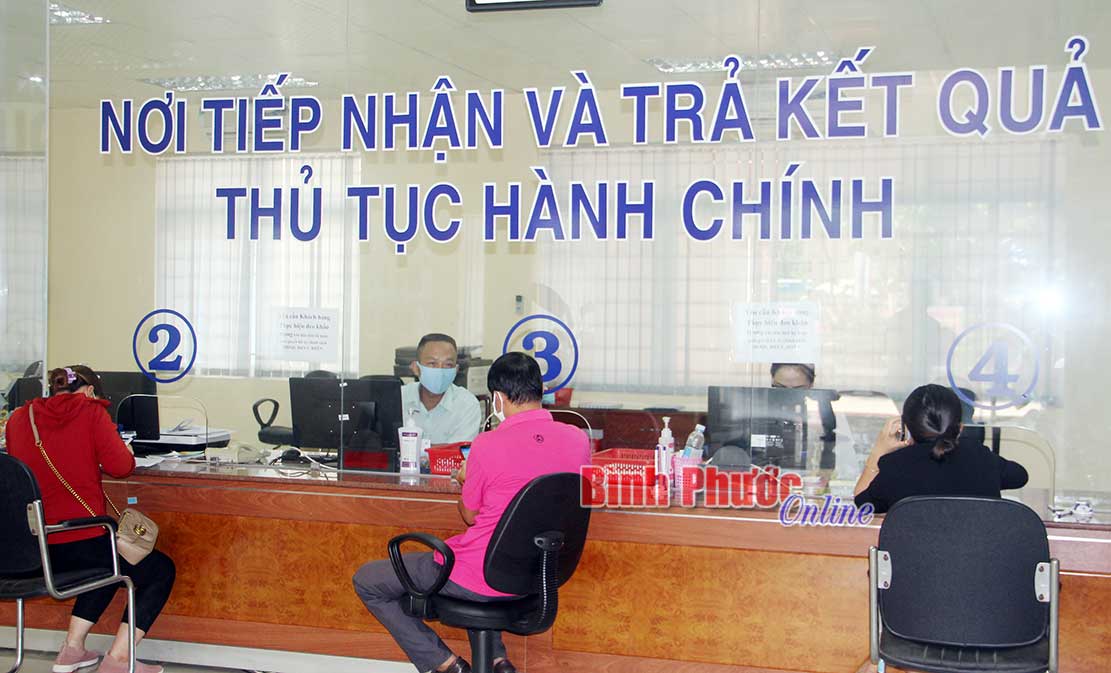 Người dân đến làm thủ tục tại Bảo hiểm xã hội tỉnh: nguồn Báo Bình Phước