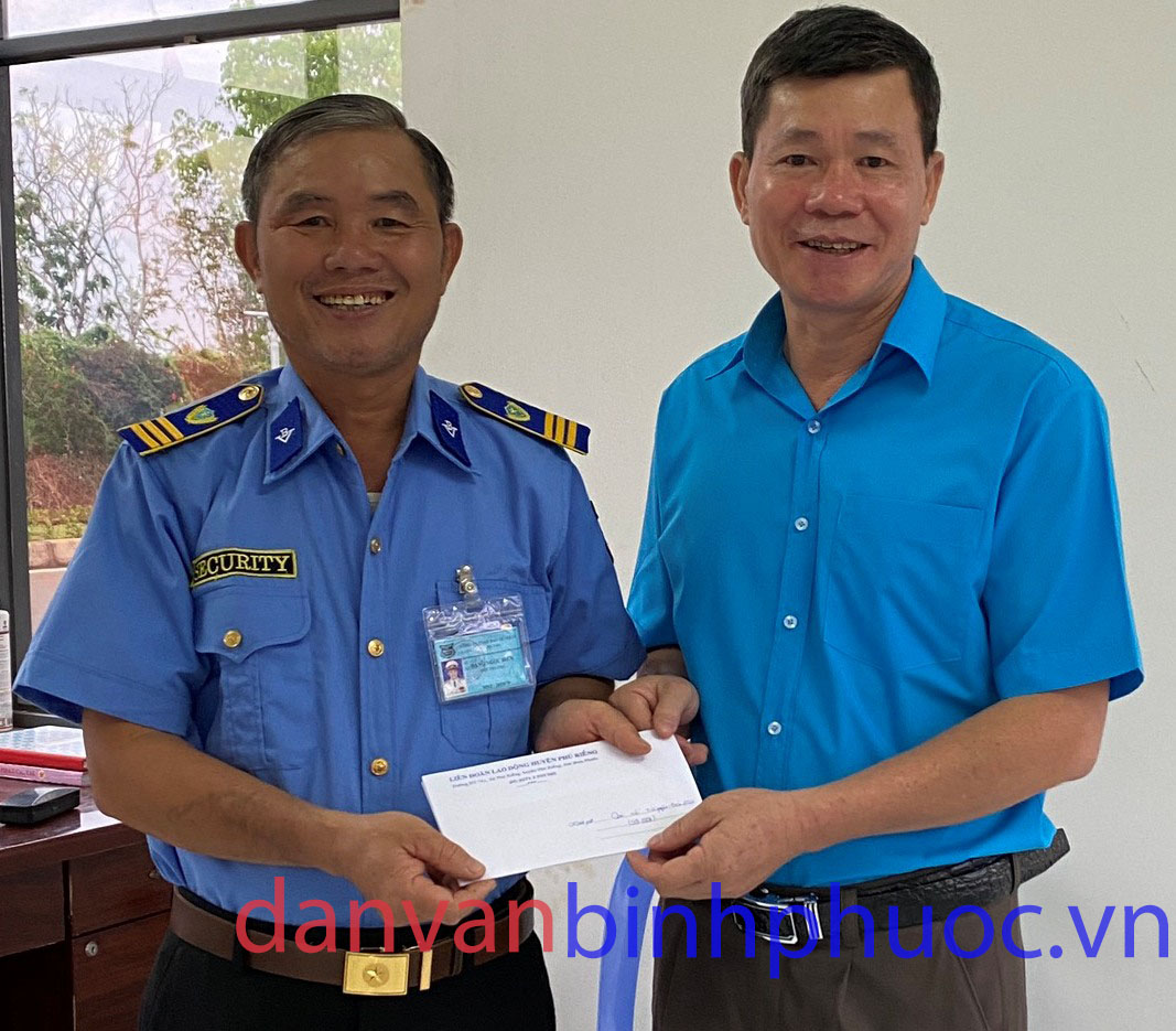 Đồng chí Trương Văn Cương  (bên phải)- Chủ tịch LĐLĐ huyện tặng quà cho người lao động