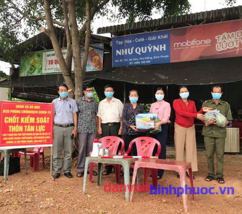Hội LHPN huyện thăm và tặng quà cho chốt kiểm soát dịch tại xã Bù Nho