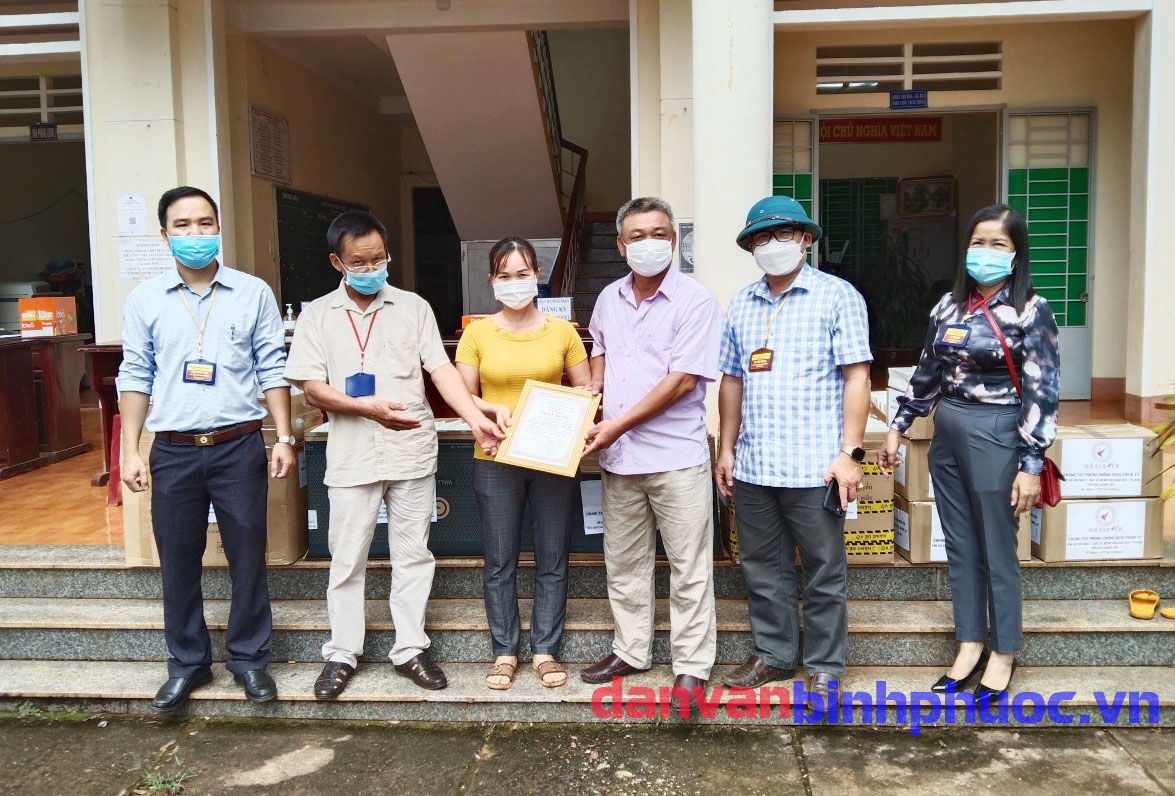 Công ty Yến Hà Gia xã Thống Nhất trao hành ủng hộ dịch CoVid-19 cho xã Thống Nhất để hộ trợ