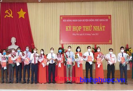 Ông Lê Hoàng Lâm, UVBTVTU, Phó Chủ tịch HĐND tỉnh tặng hoa và trao giấy chứng nhận cho cho các đại biểu HĐND huyện nhiệm kỳ (2021 – 2026)