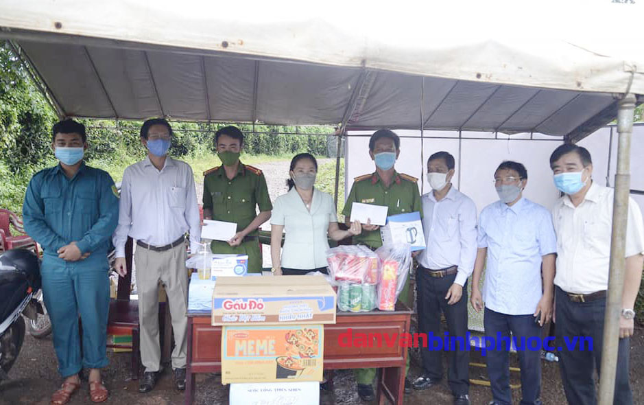 Đoàn đến thăm và kiểm tra công tác phòng, chống dịch bệnh tại các tổ kiểm soát dịch bệnh trên địa bàn phường Hưng Chiến.