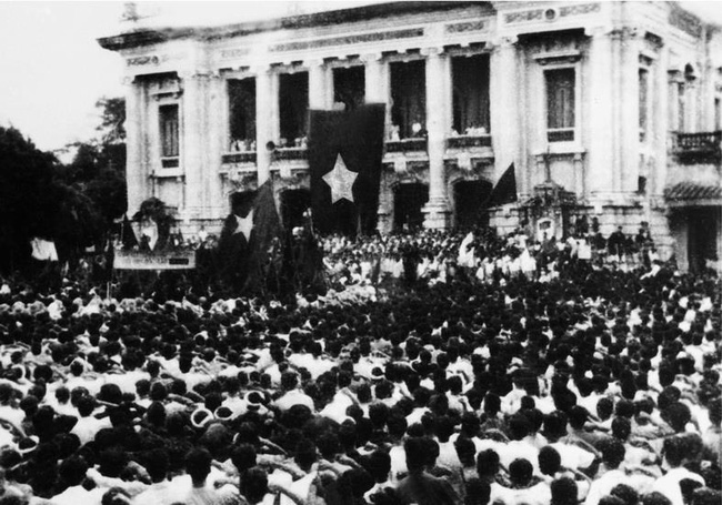 Sáng 19/8/1945, hàng chục vạn người dân ở Hà Nội và các tỉnh lân cận theo các ngả đường kéo về quảng trường Nhà hát lớn Hà Nội dự cuộc mít tinh lớn chưa từng có của quần chúng cách mạng, hưởng ứng cuộc Tổng khởi nghĩa giành chính quyền.