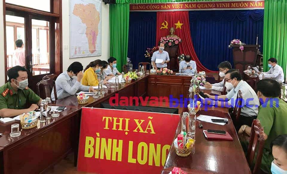 Các đồng chí Phó Chủ tịch UBND thị xã Nguyễn Anh Đức và Đặng Hoàng Thái đồng chỉ trì cuộc họp