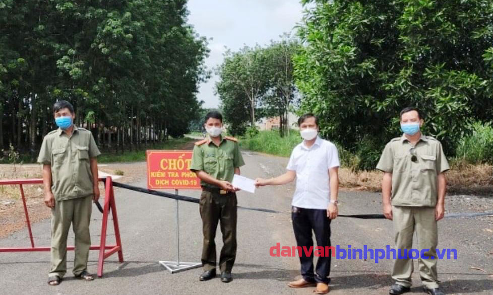 BCĐ phòng, chống dịch Covid - 19 thị trấn Tân Phú đã thăm, động viên và tặng quà cho tổ tự quản,  tự phòng chống dịch trên địa bàn thị trấn