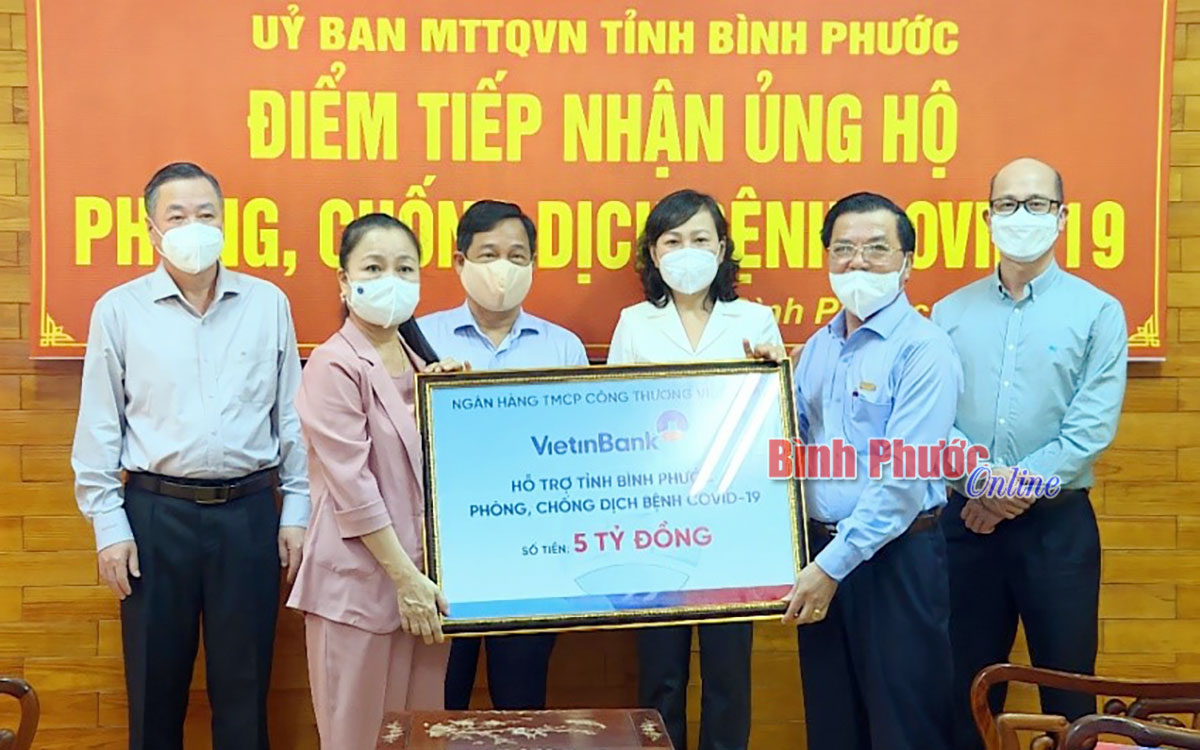 Giám đốc Ngân hàng thương mại cổ phần Công Thương Việt Nam - chi nhánh Bình Phước Phạm Ninh Hoạt trao biểu trưng kinh phí 5 tỷ đồng cho tỉnh Bình Phước