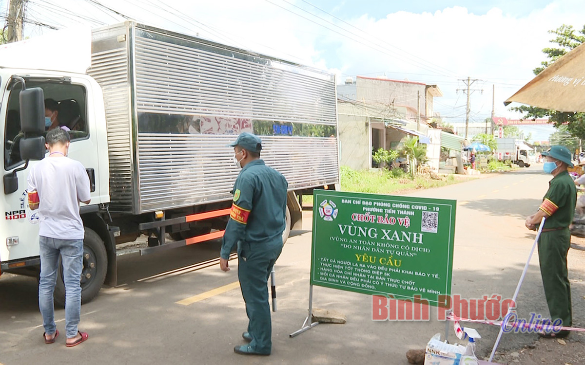 Chốt bảo vệ vùng xanh phường Tiến Thành kiểm soát người và phương tiện vào địa bàn (Ảnh Báo Bình Phước Online)