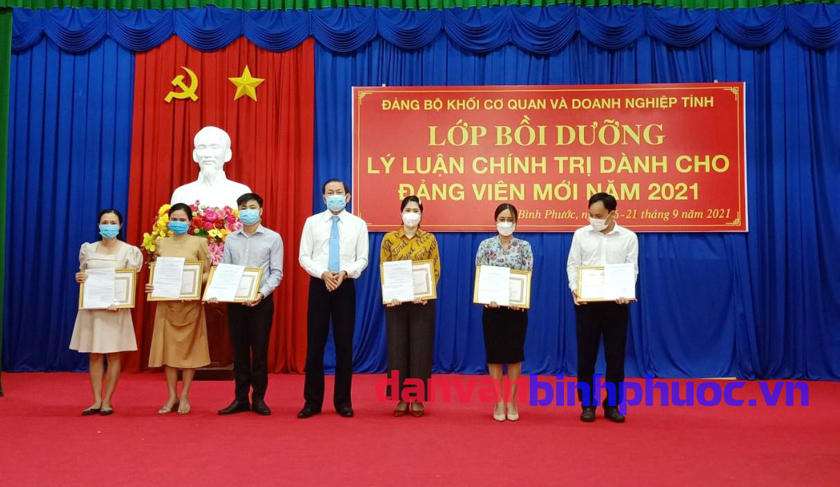 Đồng chí Nguyễn Phúc Hậu, TUV- Bí thư Đảng ủy Khối  trao giấy khen và phần thưởng cho học viên