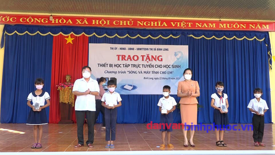 Đồng chí Hoàng Thị Hồng Vân Phó Bí thư Thị ủy, Chủ tịch UBND thị xã Bình Long   trao  điện thoại thông minh cho học sinh nghèo, cận nghèo