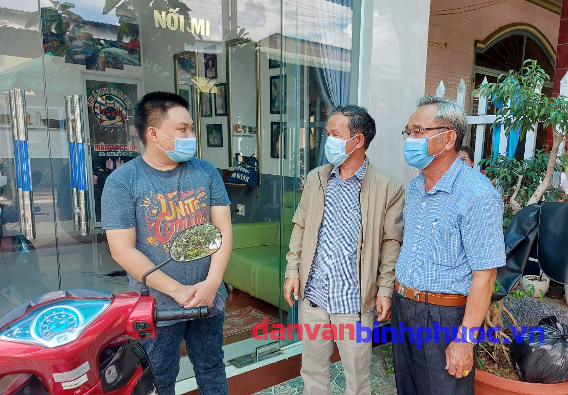 Đồng chí Nguyễn Ngọc Giao-HUV Phó Chủ tịch Ủy ban MTTQ Việt Nam huyện  (ở giữa) thăm hỏi, nắm bắt thông tin người dân
