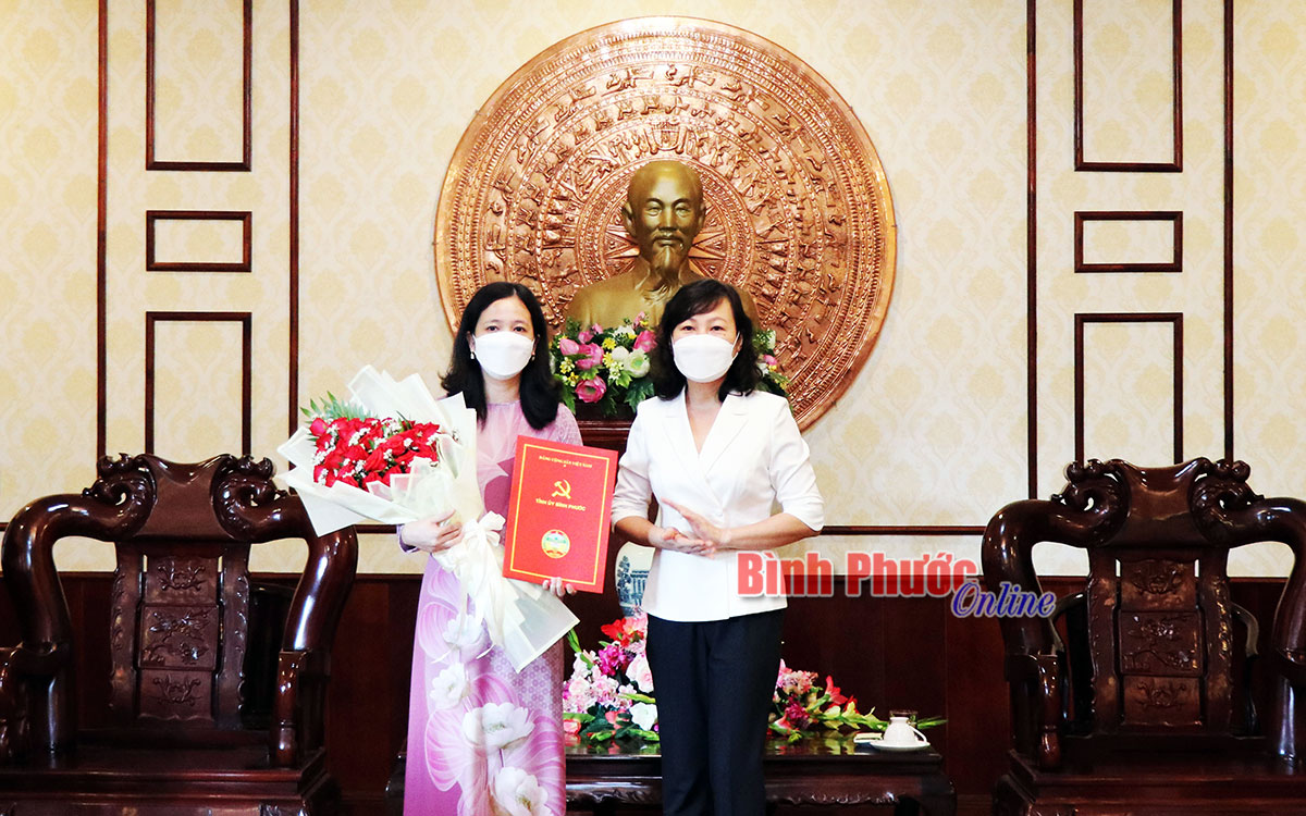 Phó bí thư Thường trực Tỉnh ủy, Chủ tịch HĐND tỉnh Huỳnh Thị Hằng trao quyết định và tặng hoa chúc mừng bà Điểu Huỳnh Sang