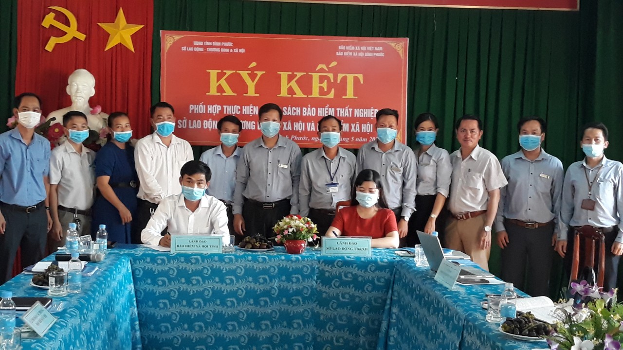 Ký kết phối hợp thực hiện chính sách BHTN giữa sở LĐ-TB&XH và BHXH tỉnh Bình Phước (Nguồn ảnh: sldtbxh.binhphuoc.gov.vn)