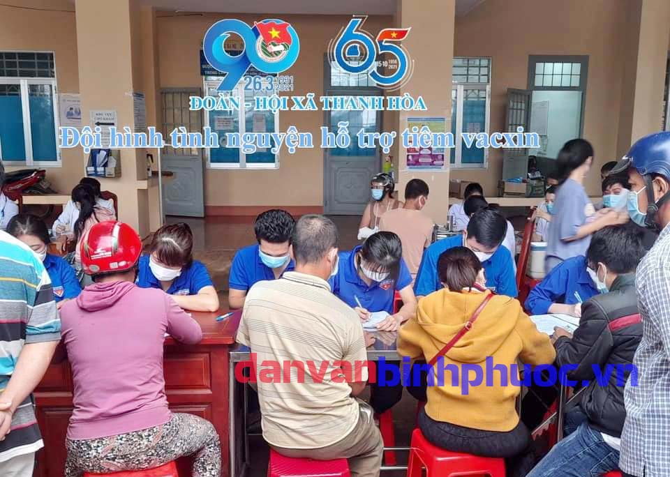 Đội hình Thanh niên tình nguyện xã Thanh Hoà hỗ trợ công tác tiêm vacxin cho người dân