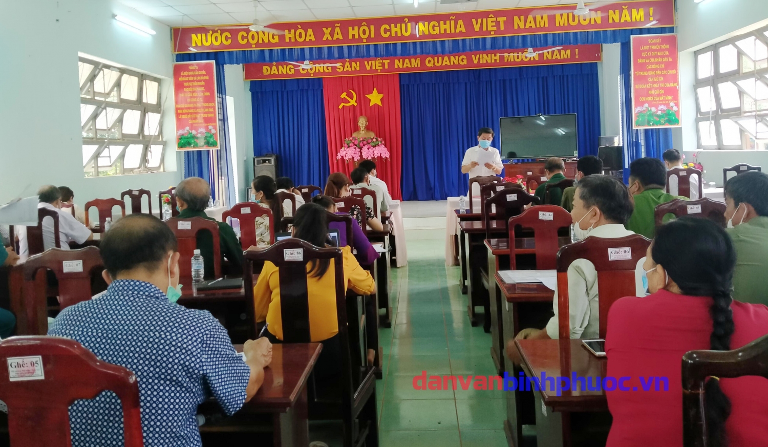Đồng chí Nguyễn Thanh Hiền- PCT UBMTTQVN huyện trao đổi thông tin về phiếu đánh giá sự hài lòng của người dân đề nghị đạt xã chuẩn nông thôn mới