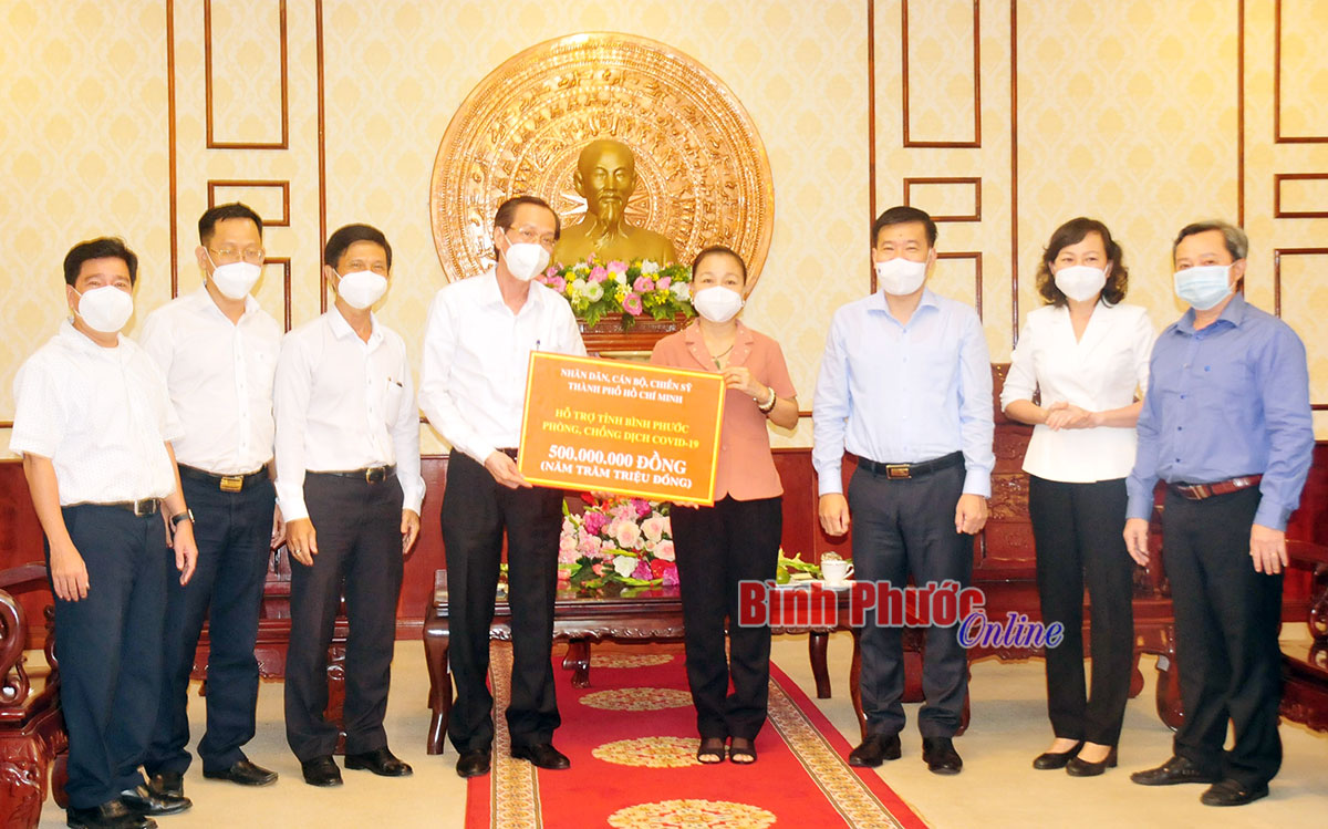Trưởng ban Nội chính Thành ủy TP. Hồ Chí Minh Lê Thanh Liêm trao tặng 500 triệu đồng hỗ trợ Bình Phước phòng, chống dịch Covid-19