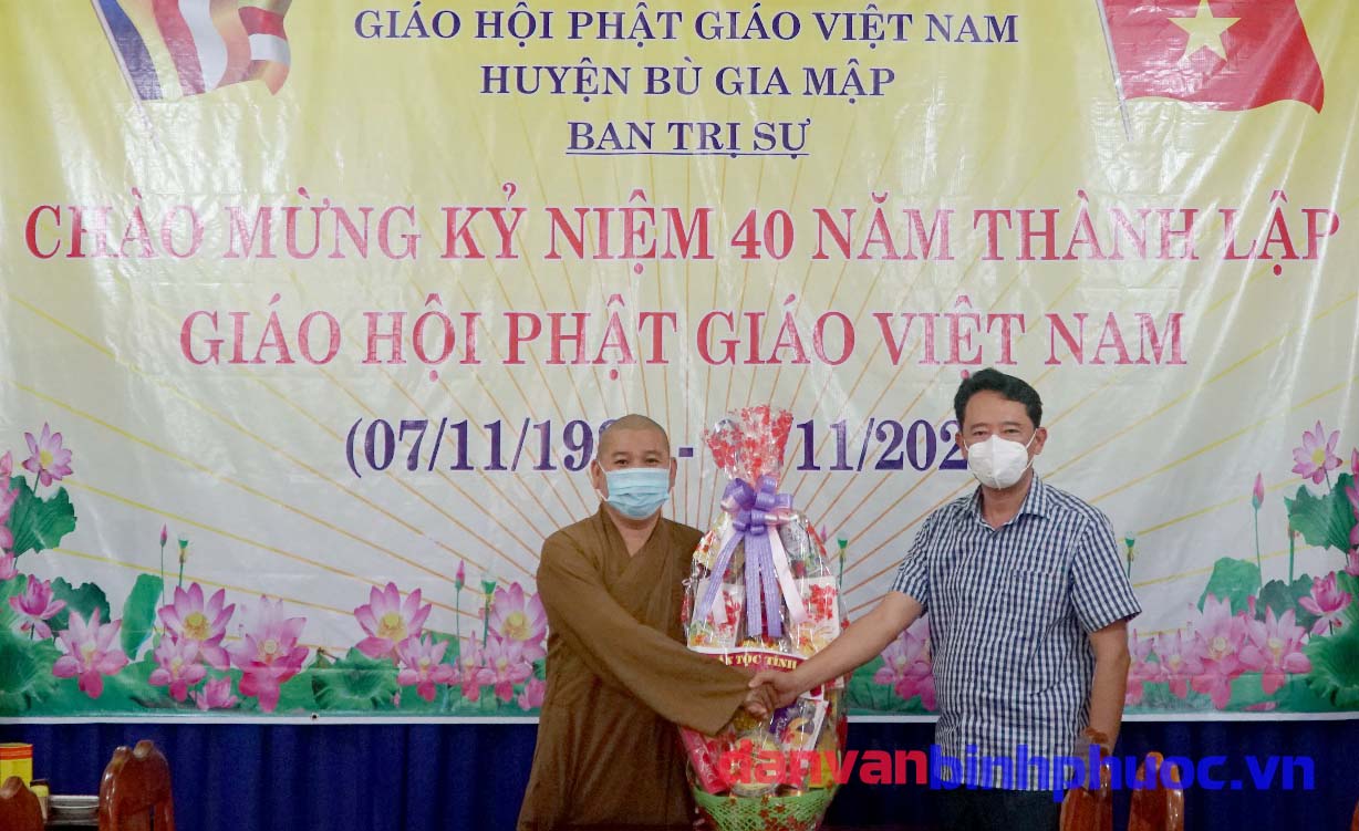 Ông Lý Trọng Nhân, Trưởng Ban Dân tộc tỉnh chúc mừng và trao quà  cho Ban Trị sự Phật giáo huyện Bù Gia Mập