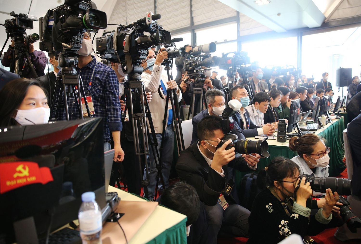 Các phóng viên trong nước và quốc tế đưa tin phiên bế mạc Đại hội đại biểu toàn quốc lần thứ XIII của Đảng_Ảnh: TTXVN