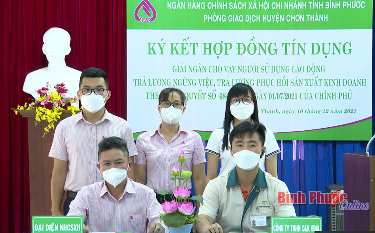 Lãnh đạo Ngân hàng Chính sách xã hội huyện Chơn Thành và Công ty TNHH C&K Vina ký kết hợp đồng giải ngân vốn vay hỗ trợ theo Nghị quyết 68 của Chính phủ