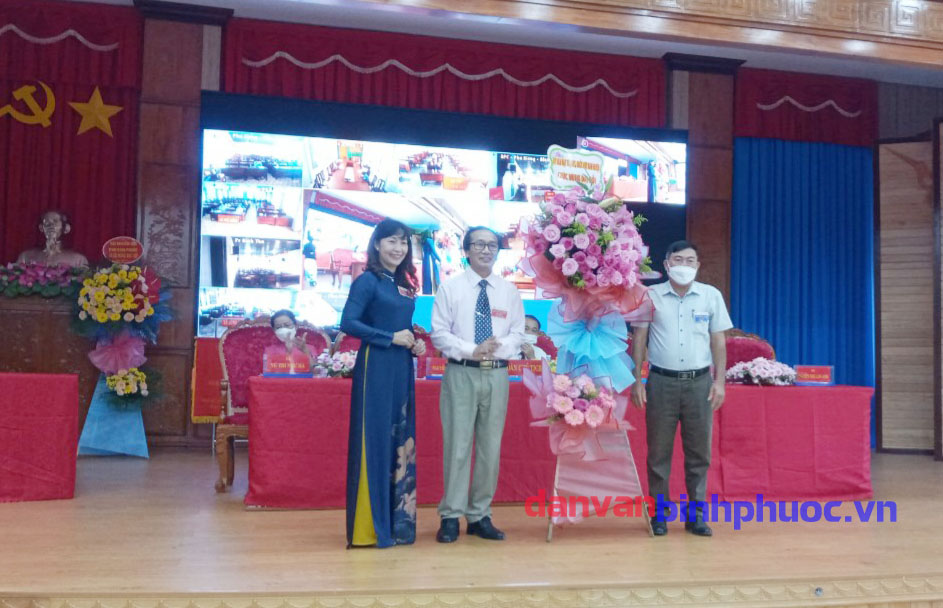 Đồng chí Mai Xuân Thành – Phó Chủ tịch Ủy ban MTTQ Việt Nam huyện (bên phải) tặng hoa chúc mừng Đại hội