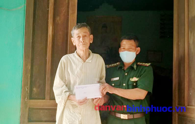 Đại diện đồn BPCK Hoàng Diệu tặng quà cho ông Nguyễn Tấn Châu