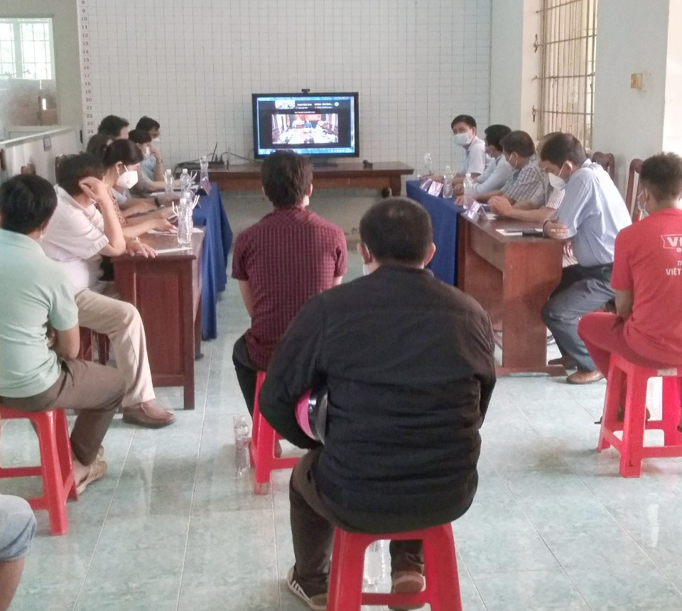 CTy CS Bình Phước chủ trì phối hợp cùng Ban dân tộc tỉnh, UBND huyện Đồng Phú tổ chức hội nghị trực tuyến, tuyên truyền, vận động cho NLĐ ổn định tình hình sản xuất kinh doanh vừa thực hiện phòng, chống dịch Covid -19