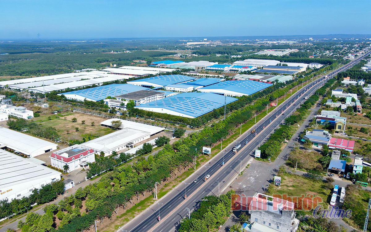 Bình Phước hiện có 13 khu công nghiệp, với nhiều chính sách ưu đãi thu hút doanh nghiệp trong và ngoài nước đến đầu tư. Trong ảnh: Khu công nghiệp Bắc Đồng Phú, huyện Đồng Phú nhìn từ trên cao - Ảnh: Phú Quý