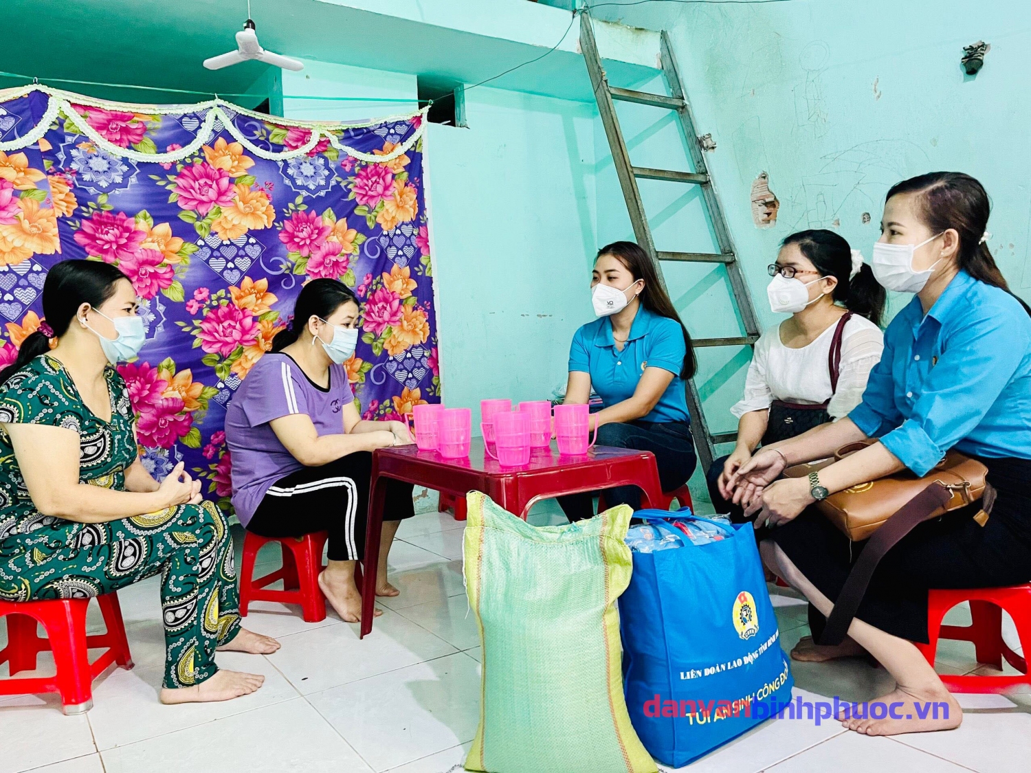 Chị Trần Thị Toan (bìa phải) cùng các cán bộ công đoàn  đến thăm, tặng quà gia đình chị Nguyễn Thị Oanh