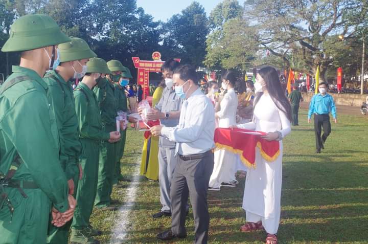 Lãnh đạo huyện Lộc Ninh tặng hoa và quà cho các tân binh