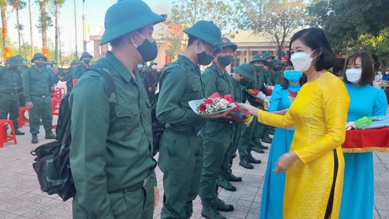 Lãnh đạo huyện Đồng Phú tặng hoa và quà cho các tân binh