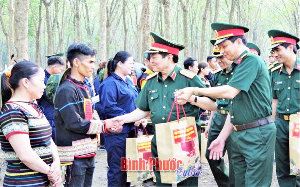 Đại tướng Ngô Xuân Lịch, nguyên Bộ trưởng Bộ Quốc phòng thăm, tặng quà người lao động tại đơn vị, tháng 3-2021
