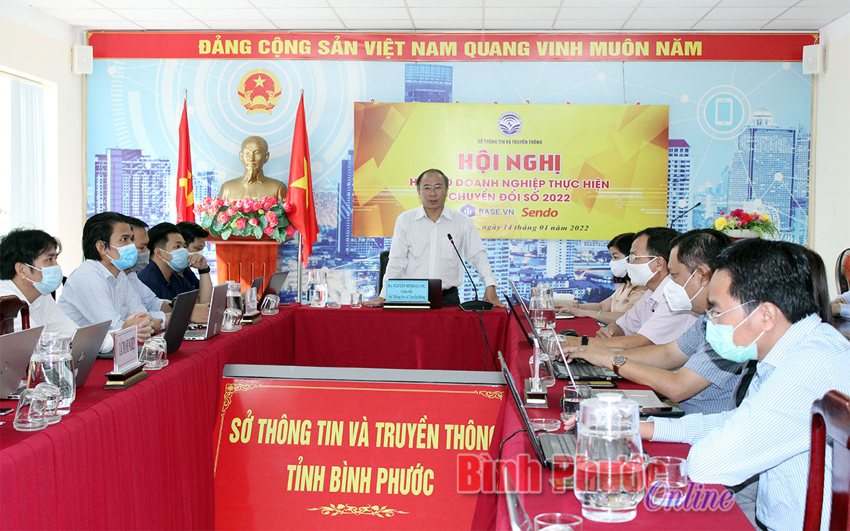 Giám đốc Sở Thông tin và Truyền thông Nguyễn Minh Quang trao đổi tại hội nghị trực tuyến  hỗ trợ doanh nghiệp thực hiện chuyển đổi số năm 2022.(Ảnh: Báo Bình Phước online)