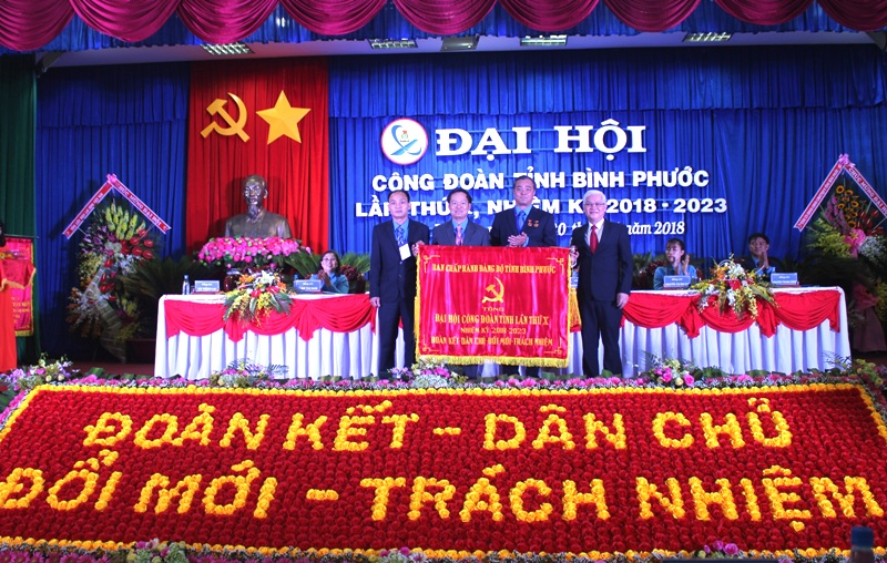 Bí thư Tỉnh ủy Nguyễn Văn Lợi tặng bức trướng của Ban Chấp hành Đảng bộ tỉnh khóa X cho Ban Chấp hành Liên đoàn lao động tỉnh nhiệm kỳ 2018 - 2023.