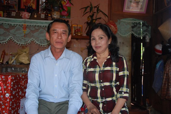 Vợ chông ông Lê Thanh Hùng hiện vẫn ở trong căn nhà gỗ chật hẹp