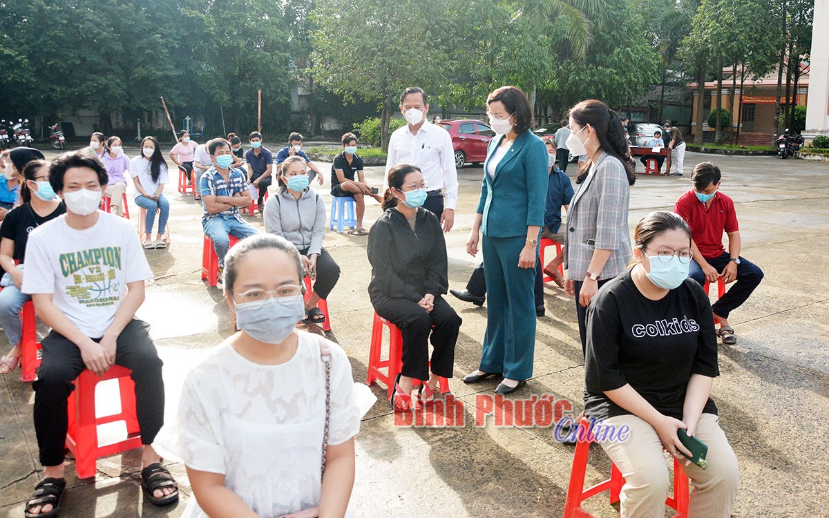 UVBTV, Phó Chủ tịch UBND tỉnh Trần Tuyết Minh kiểm tra nhanh công tác tổ chức tiêm vắc xin phòng Covid – 19 tại trụ sở UBND phường Tân Bình, TP Đồng Xoài (ảnh Báo Bình Phước)