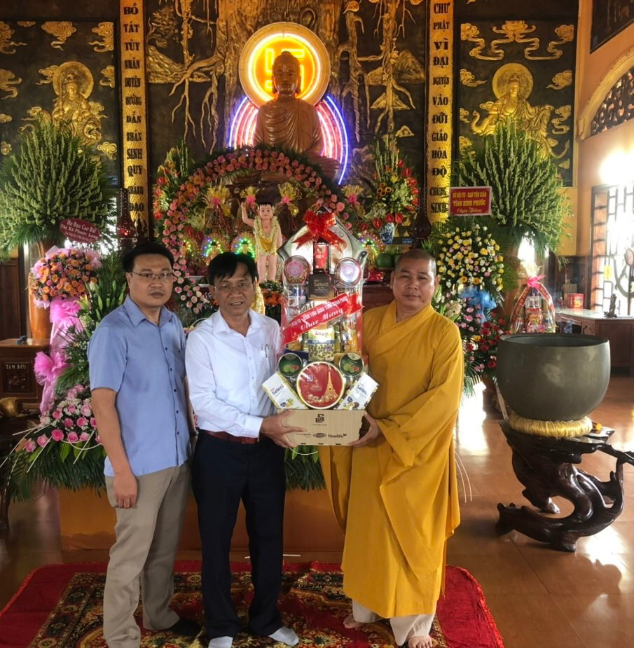 Lãnh đạo Ban Tôn giáo tỉnh tặng quà chúc mừng Lễ Phật đản tại  huyện Bù Gia Mập.