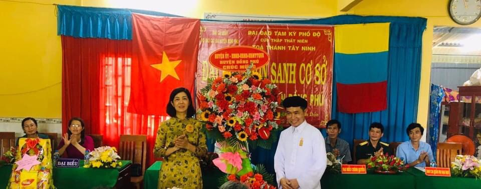Bà Ngô Thị Thanh Chung, UVBTV, Trưởng Ban Dân vận Huyện ủy, Chủ tịch UBMTTQVN huyện tặng hoa chúc mừng Đại hội.