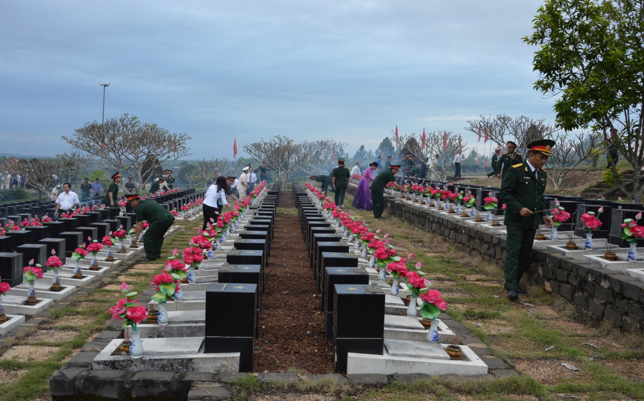 Cán bộ, chiến sỹ Bộ chỉ huy quân sự tỉnh cùng cấp ủy, chính quyền và các ban, ngành, đoàn thể tỉnh viếng nghĩa trang, tri ân các anh hùng liệt sỹ nhân các ngày lễ, tết của dân tộc tại nghĩa trang liệt sỹ tỉnh Bình Phước.