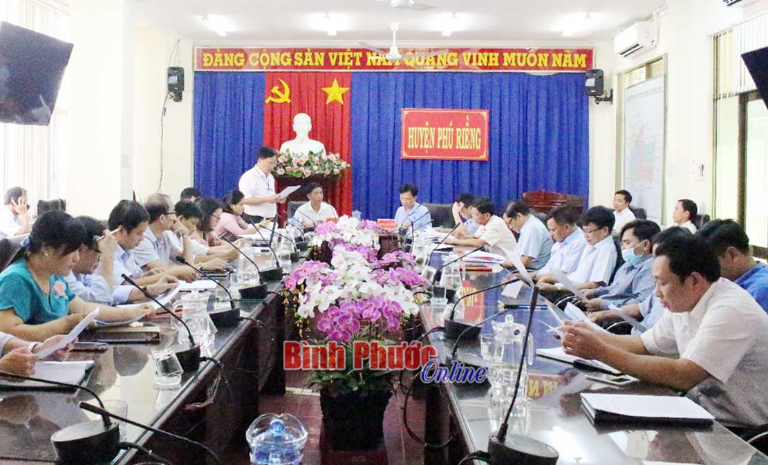 Toàn cảnh buổi công bố kết quả kiểm tra hoạt động kiểm soát TTHC tại huyện Phú Riềng (Ảnh: Báo Bình Phước Online)
